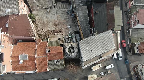 Cerrahpaşa´da Haseki Kadın Sokağı’ndaki üç katlı iki binanın arasında sıkışmış durumda