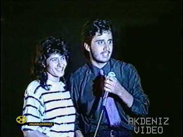 Kadınlar Emrah'ın konserlerinde sahneye atlıyor, onunla tek kare fotoğraf çektirmek için birbirlerini eziyorlardı. 1991 yılındaki Bursa konseri de yine benzer görüntülere sahipti. Şanslı olan hayranlar, kulise kadar girip onunla tanışabiliyordu.