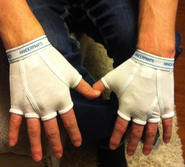 4. "Eski boxerlarım telef mi olsaydı? Ben de kesip eldiven yaptım."