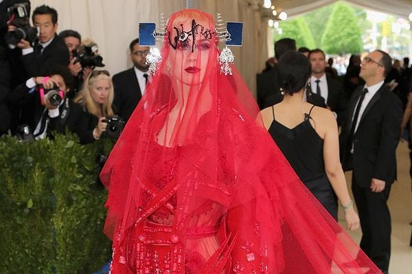 Şüphesiz gecenin en merak edilen isimlerinden biri olan Katy Perry ve Rihanna ise galaya katılmayarak birçok kişiyi hayal kırıklığına uğratmıştı.