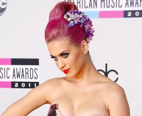 Her rengi deneyen Katy Perry saçlarını pembeye bile boyadı.