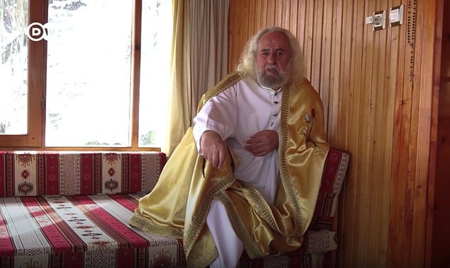 Bu görüşmeden sonra da Allah'la dolaylı değil, doğrudan görüştüklerini de ekliyor Hasan Mezarcı. İncil'de geçen "Ben Mehdiyim, ben Mesihim diyenlere sakın inanmayın" sözünün de kendine ait olduğunu söylüyor.