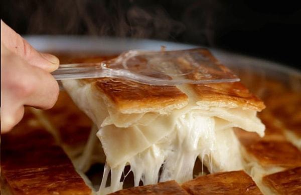 3. Kahvaltıda baklava yufkasından yapılan Adana Böreği'nden yiyin. Bu böreği bize ilk tanıtan Levent Börek iyi bir tercih olacaktır.