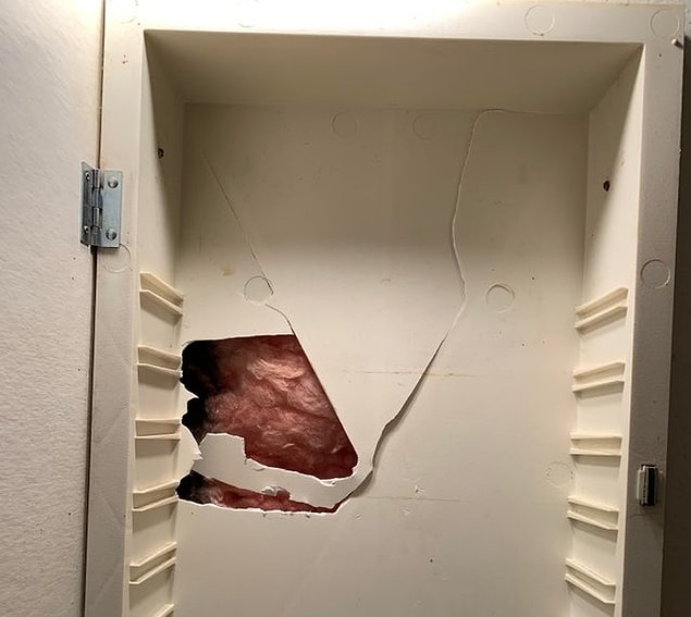 8. "Banyodan gelen seslerle uyandım. Anladığım kadarıyla komşum apartmanı bir ilaç dolabına çevirmenin peşinde!"