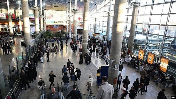 7. Tahran'da bulunan Imam Khomeini Havalimanı'nda ise büyük bir kalabalık var, insanlar ülkeyi terk etmeye çalışıyorlar.