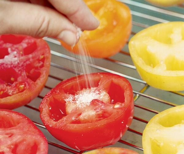 4. Çiğ domates, böyle tuzlaya tuzlaya.