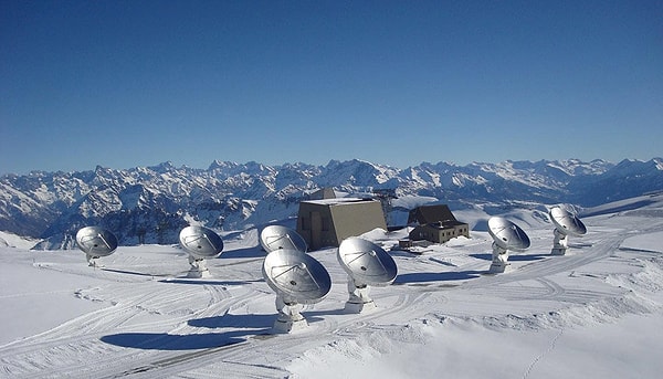 Işık dalgası okumaları iki farklı yerde gerçekleştirildi: İspanya, Granada'daki 30 metrelik teleskop IRAM ve Fransız Alpleri'ndeki Genişletilmiş Milimetre Dizisi Teleskobu.