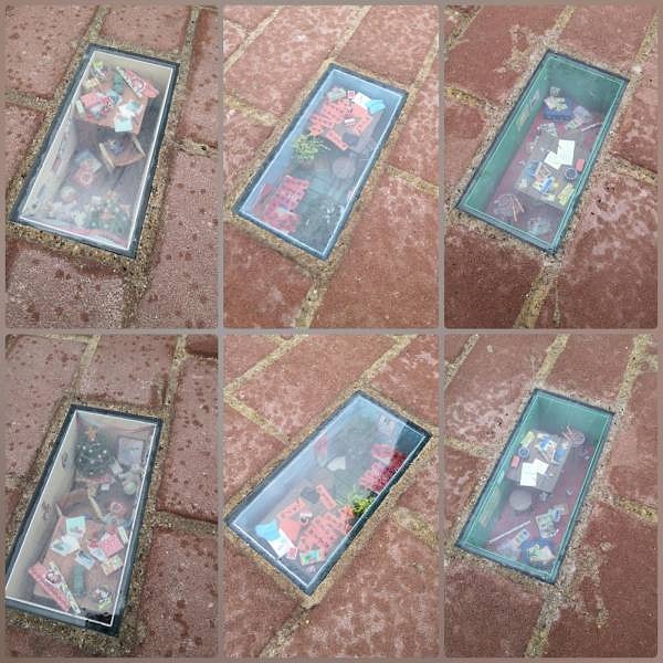 3. Мини-интерьеры комнат из Лего в кирпичах на тротуаре