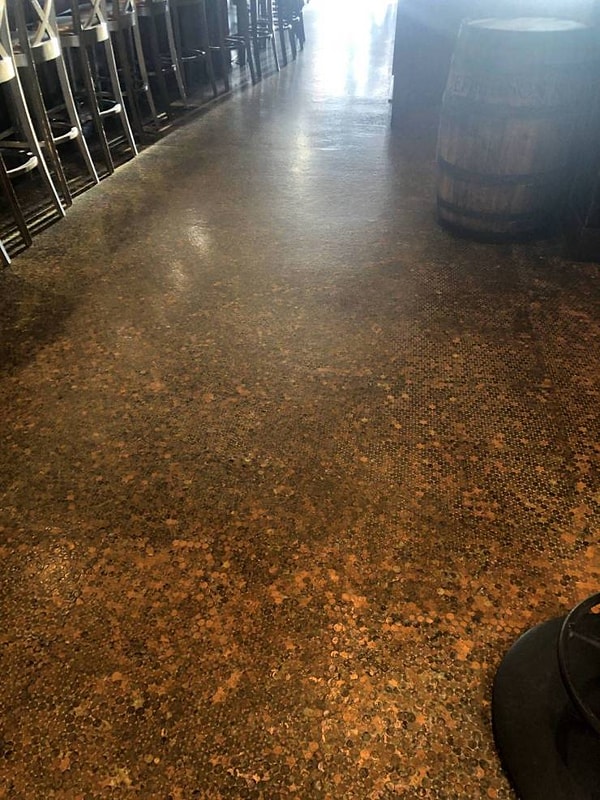 10. «Пол на моей работе покрыт 3 тысячами монет».