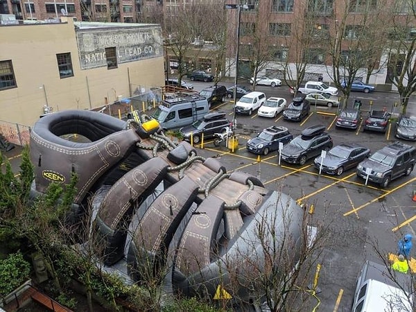 15. Гигантский сандаль на улице