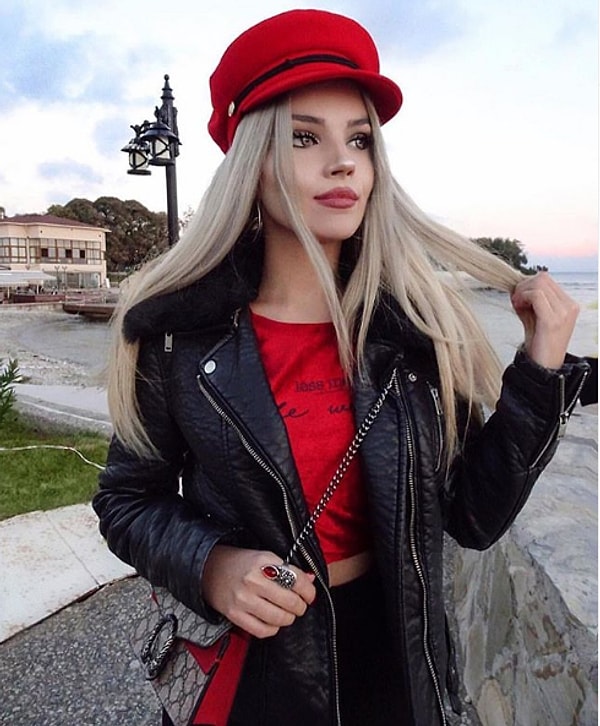 4. Асли Атэш 24 года, она живет в Стамбуле. Девушка окончила факультет изобразительных искусств по специальности "дизайн одежды и текстиля". Также занимается полиграфическим дизайном.