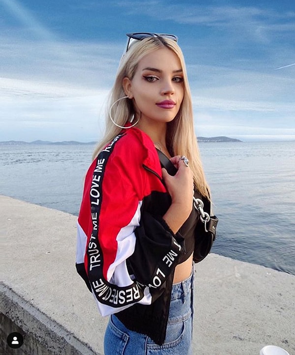 5. Играет на фортепиано и скрипке. Рекламирует бренды, именует себя "инфлюенсером". Имеет несколько татуировок, носит цветные контактные линзы.