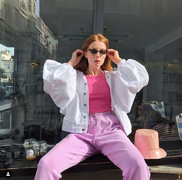 7. Ханде Нур Ташер - художница, 24 года, Стамбул. На мой взгляд, самая интересная девушка в топе. Натуральная красота и внутреннее содержание.