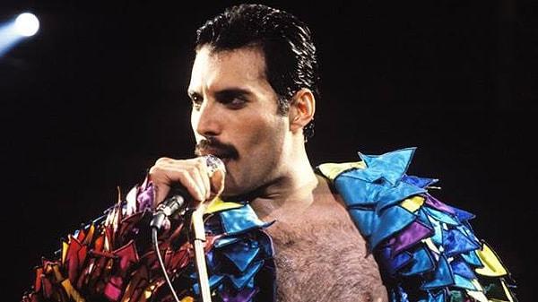 11. "Eski patronum 17 yaşındayken Freddie Mercury ile buluşmaya çıkmış."