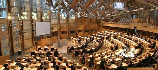 İskoçya Parlamentosu'nda dün yapılan oylamada 112 lehte, 1 de çekimser oy kullanıldı, karşı oy kullanan olmadı.