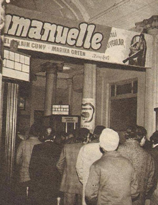 Bu da 1975 yılında Beyoğlu Sineması'nda filme girmek isteyenler tarafından oluşturulmuş bir kuyruk. Film Türkiye'de "Hisli Duygular" adıyla gösterildi; hâlâ daha bu isimle anılmaya devam ediliyor.
