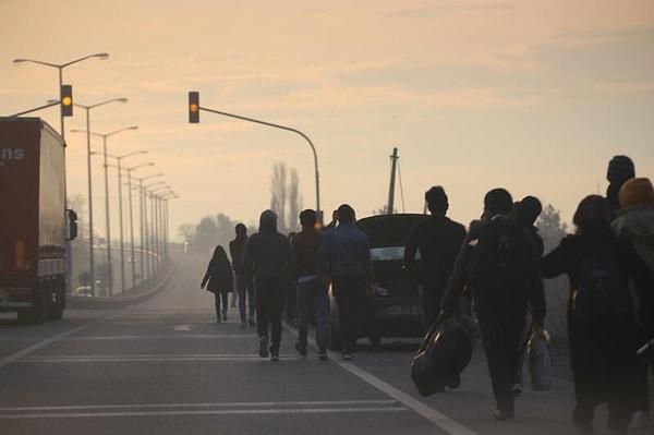 Edirne'de göçmenler Yunanistan sınırına yürüyor