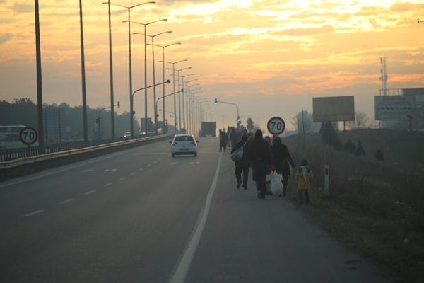 Mülteciler sınır köylerine doğru yürümeye başladı.