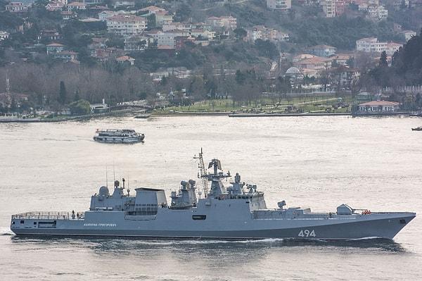 Rus gemilerinin İstanbul Boğazı'ndan geçişine Sahil Güvenlik botları eşlik etti.