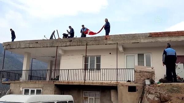 Saygılı ailesinin evine ve sokağına Türk bayrakları asıldı, sokağa taziye çadırı kuruldu.