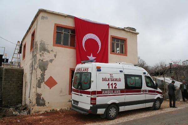 7 kardeş olan Tüzel'in babaevi, Türk bayraklarıyla donatıldı. Tüzel ailesinin yakınları ve komşuları da taziye için eve geldi.