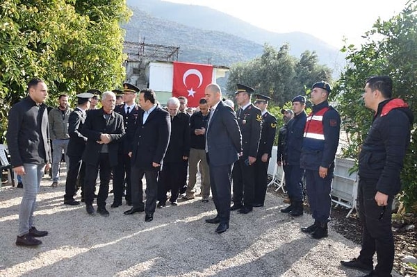 Acı haberi duyan aile yakınları ve vatandaşların taziyelerini Şehit Piyade Uzman Onbaşı Turgut Burkay Korkmaz’ın babası Salih Korkmaz kabul ediyor.