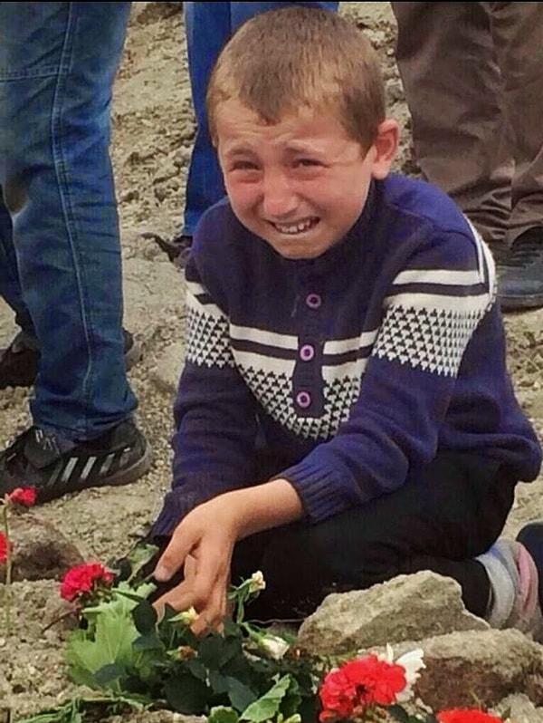 6. Soma faciası sonrası babasının mezarı başında ağlayan çocuk...