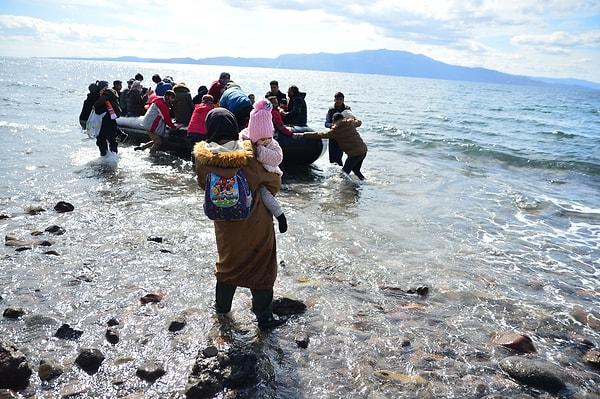 Göçmenler kara ve deniz yoluyla Yunanistan'a geçmeye çalışıyor.