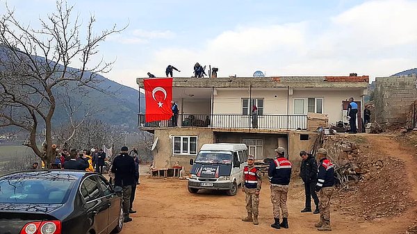 Şehitlerimizin kimlikleri belli oldukça da Türkiye'nin dört bir yanındaki 36 eve büyük bir ateş, yürekleri kor eden bir acı düştü...