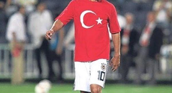 Ancak üzerine Türk bayraklı tişört giydiği fotoğrafın üst tarafını kestiği fark edildi.