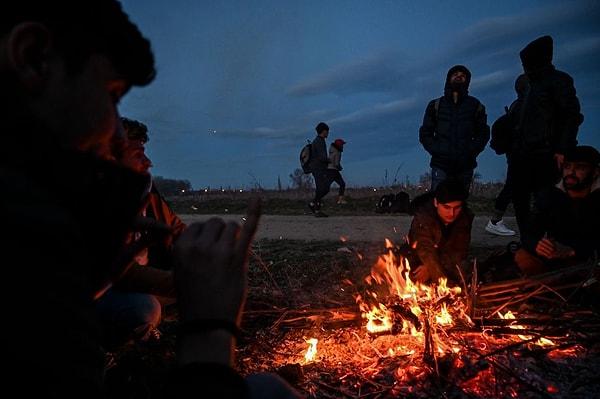 Dün Pazarkule'ye giden ve geceyi dışarıda geçiren göçmenler çevreden topladıkları dalları yakarak ısındı.