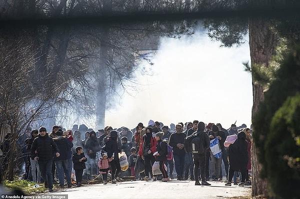 Göçmenlerin sınıra yığılmasının ardından sınır kapısını kapatan Yunanistan bir otobüsle göçmenlere karşı bariyer oluşturdu.