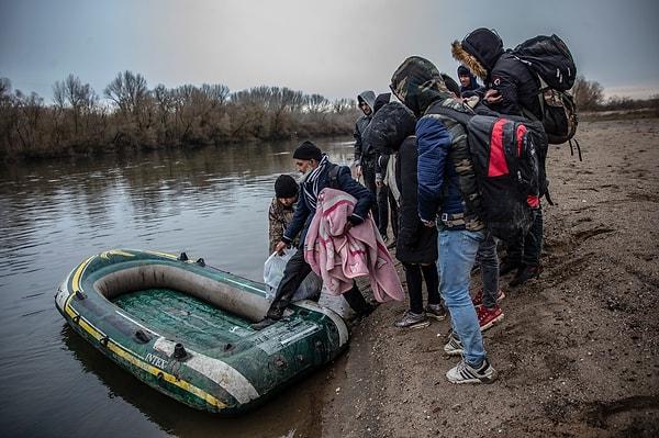 Gün içinde çok sayıda göçmen ise buldukları botlarla Doyran Köyü'nden açılarak Meriç Nehri'ni aşmaya çalıştı.