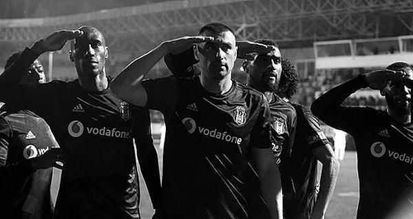 4. Aynı şekilde saldırının hemen ertesi günü oynanan futbol maçları da devam etti. Beşiktaş-Alanyaspor maçında oyuncular asker selamı vererek maça çıktı.