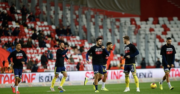 Fenerbahçeli futbolcular, maç öncesinde üzerinde Türk bayrağı olan "Milletimizin Başı Sağolsun" yazılı tişörtle sahaya çıktı.