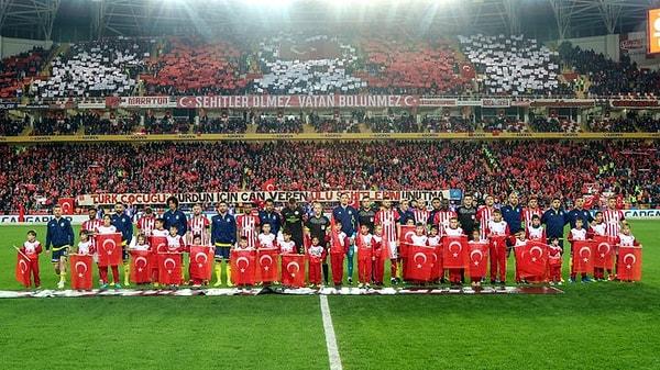 İki takım futbolcuları saygı duruşu ve İstiklal Marşı'nda birbirlerine sarılarak bir arada durdular.