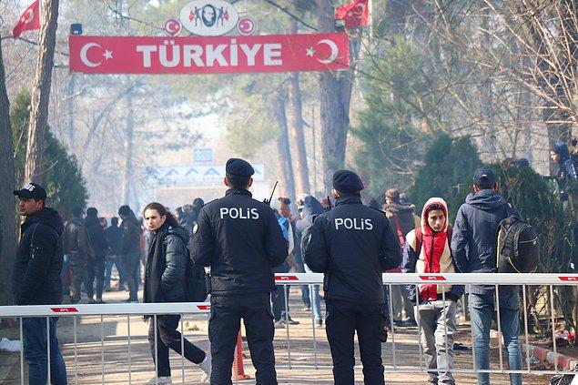 Türkiye'nin sığınmacılara 'açık kapı politikası' uygulayacağı haberi üzerine Edirne'ye akın eden sığınmacılar, Yunanistan'a açılan Pazarkule Sınır Kapısı'nın ardından İpsala Sınır Kapısı'na da yönelmişti.