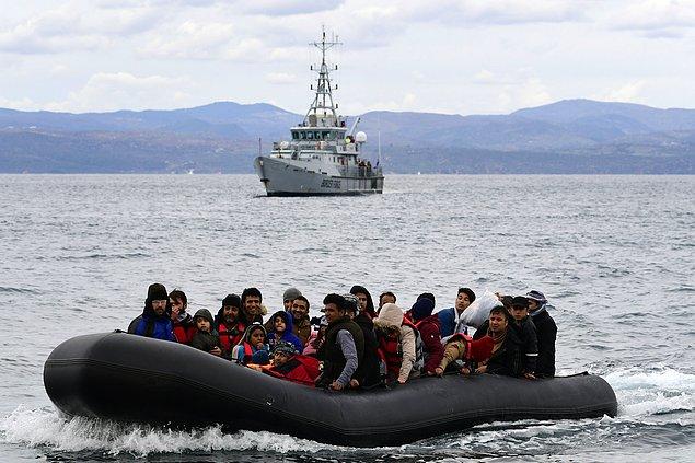 "En az 220 kişi deniz yoluyla Midilli Adası'na ulaştı"