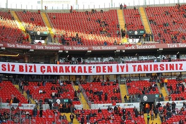 Galatasaray'ın Süper Lig'in 24. haftasında Gençlerbirliği'ni konuk ettiği maçta, İdlib'de şehit olan 34 asker unutulmadı. Galatasaray Kulübü tribünlerde bulunan her bir koltuğa Türk bayrağı bırakırken sarı kırmızılı futbolcular maç öncesi ısınmalara sırt bölümünde "Mehmet" yazan siyah tişörtlerle çıktı.