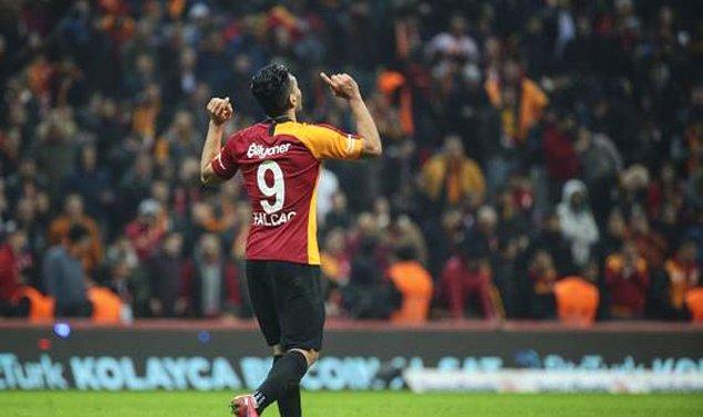 69. dakikada Galatasaray, Falcao ile bir gol daha buldu ve skoru 3-0 yaptı. Galatasaray'ın Kolombiyalı yıldızı Radamel Falcao, süre aldığı son 6 maçta 7 gol attı.