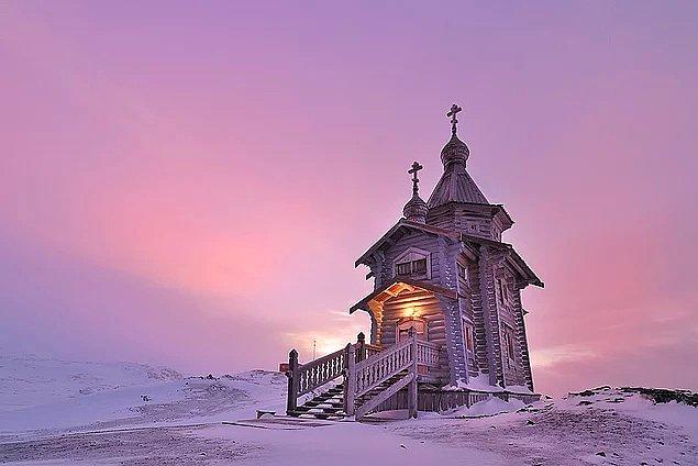 2. Antarktika'da sadece 7 kilise bulunur.