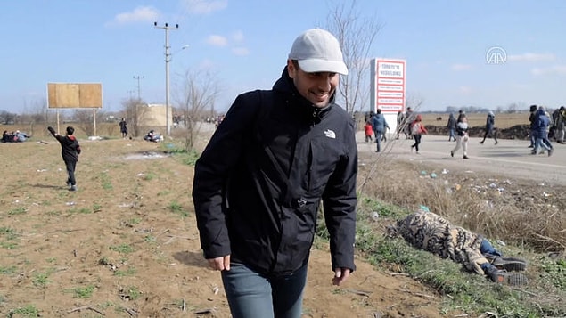 Kendi imkanlarıyla sınıra getirdiği yardım malzemelerini dağıtan Ulaş Tuna Astepe,
