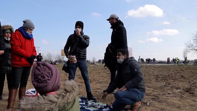Ne güzelsin Ulaş Tuna Astepe! En azından bir şeyler yapıyorsun; oturup izlemekle kalmıyorsun...