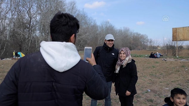 Sınır kapısında bekleyen göçmenler de kendilerini ziyaret eden ünlü oyuncuya epey ilgi göstermişler.