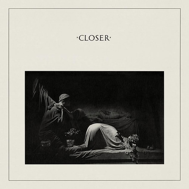 Ian Curtis’ın sözleri o kadar doğru noktalara temas ediyordu ki oldukça genç ve yeni olmalarına rağmen grup, büyük bir popülariteye sahip oldu.