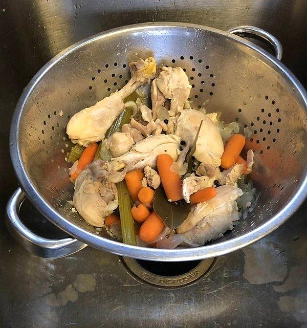 3. "Eşime tavuk suyuna çorba yapmak istedim ve tarifi uygulamaya başladım. Aslında her şey yolunda gidiyordu, taa ki süzme işlemiden sonra bir gariplik olduğunu anladığım ana kadar...