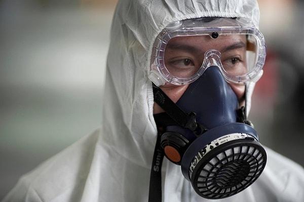 Iowa Üniversitesi Tıp Fakültesi profesörü ve "Enfeksiyon Önleme Uzmanı" Eli Perencevich, virüsten korunmak için maske takmanıza gerek olmadığını hatta takılmamasının daha iyi olduğunu söylüyor.