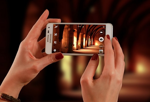 5. Samsung проверяет долговечность своих телефонов с помощью робота, сделанного в форме ягодиц.