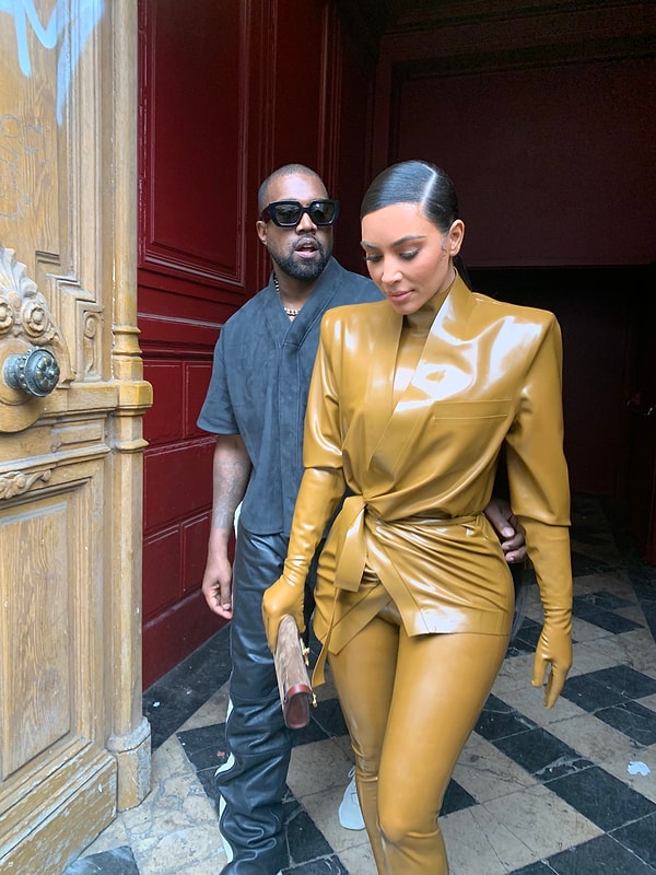 Карамельный комбинезон был представлен на Неделе моды в Париже дизайнером Оливье Рустеном всего несколько дней назад.