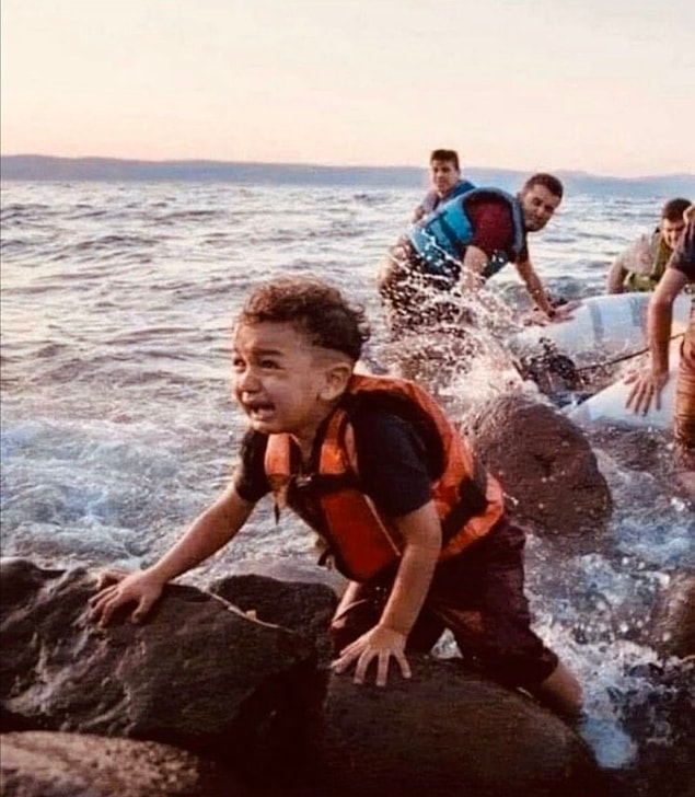 İşte birçok ünlüden de bu yaşanan olaylara tepkiler yağıyor.